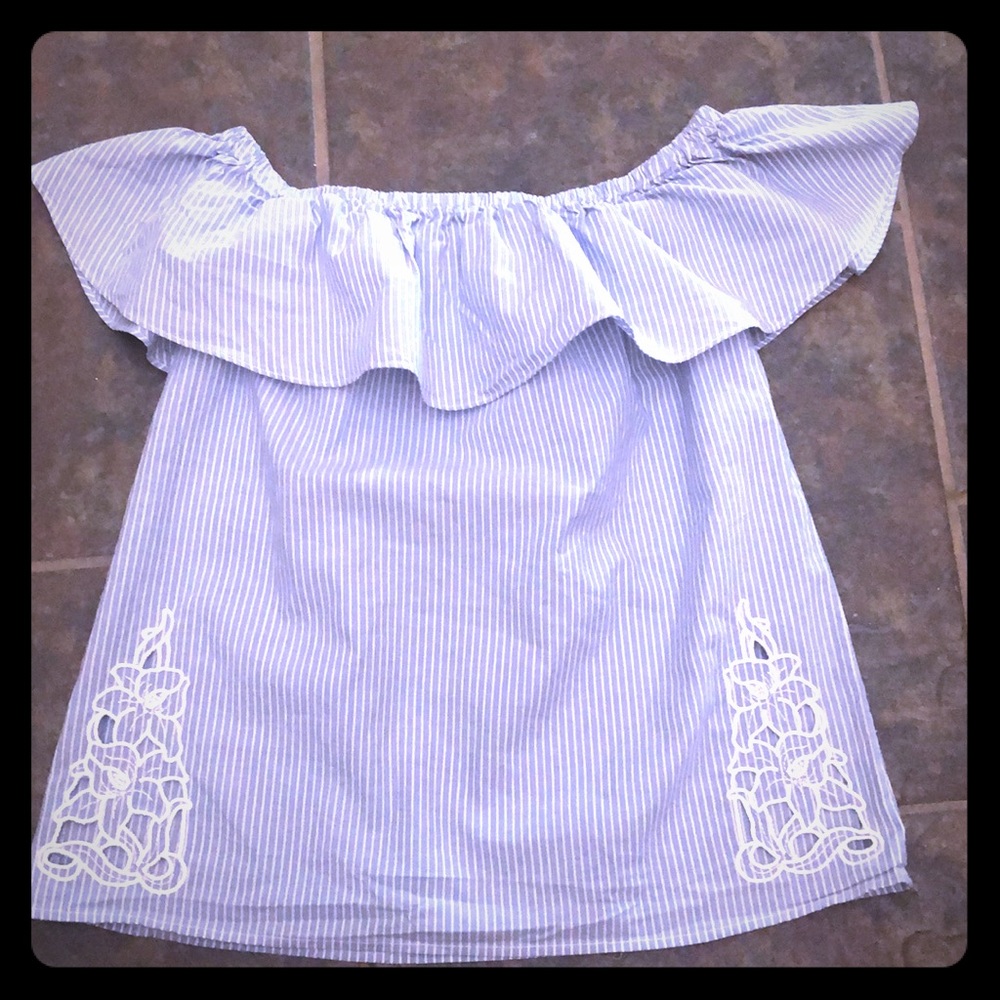 Off the shoulders breezy blouse w/ cutout details.